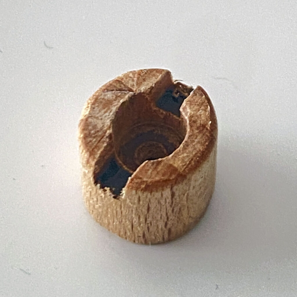 17. Stück von dem 10mm starken Holzstab. Gebohrt und eingekärbt für den Spannmechanismus