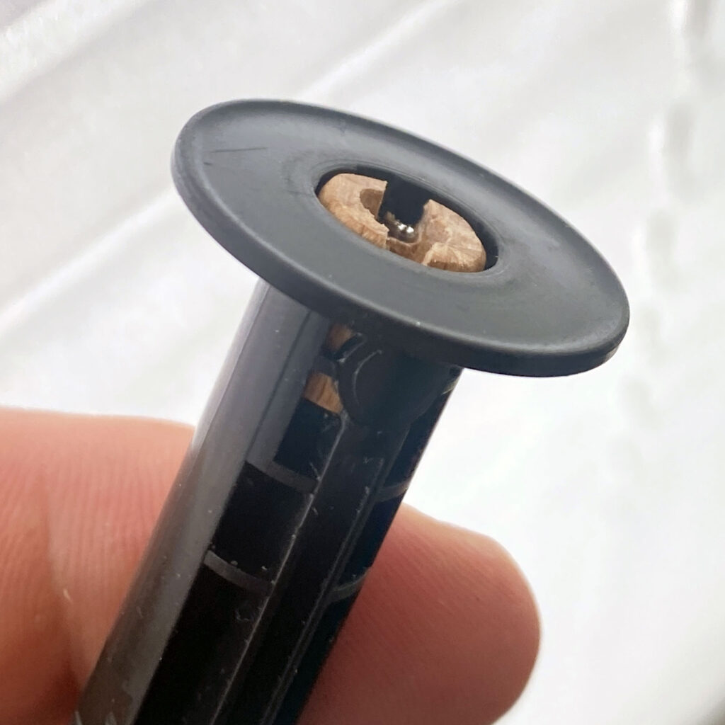 18. Der Spannmechanismus der Kiev 60 greift jetzt in das Holzstück. Das Holztück dreht jetzt beim Spannen der Kamera mit. Aber nicht die Spule!